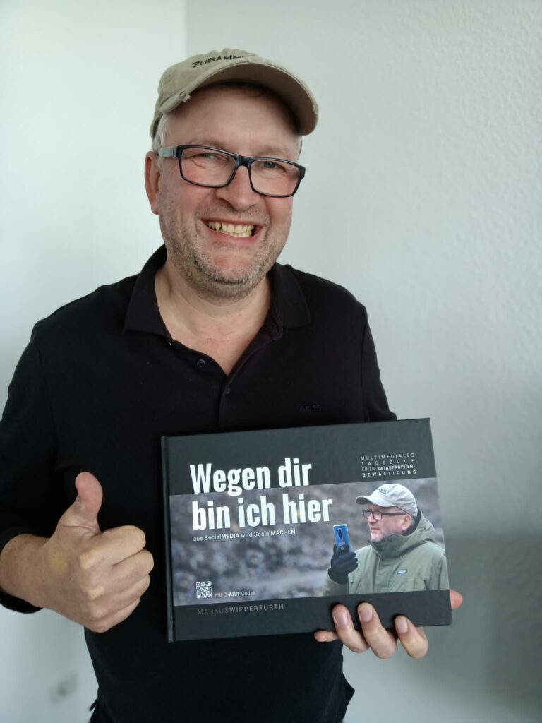 Markus Wipperfürth mit seinem Buch "Wegen dir bin ich hier" über die Fluthilfe im Ahrtal